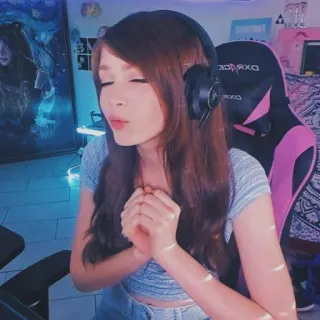 😘 femme, casque, chaise, gamer, streamer, personne telegram sticker