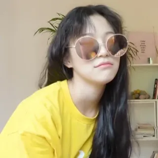 😴 femme, lunettes de soleil, t-shirt jaune, portrait, intérieur telegram sticker