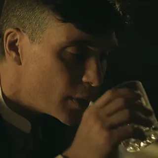 🥃 Thomas Shelby Peaky Blinders peaky blinders, thomas shelby, bebiendo, alcohol, hombre whatsapp sticker