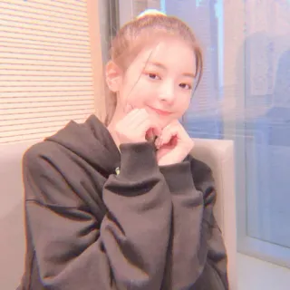 ⚡️ portrait, femme, sweat à capuche, sourire, intérieur telegram sticker