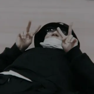 🏹 persona, gafas de sol, signo de la paz, sudadera con capucha, máscara, joven whatsapp sticker