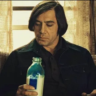 🤨 Anton Chigurh No Country for Old Men película, personaje, villano, ominoso, asesino en serie, leche, botella, actor telegram sticker