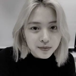 😎 person, portrait, blonde hair, face, woman, kpop whatsapp sticker