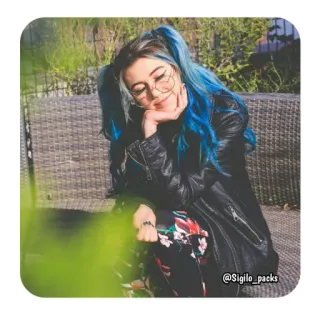🦋 @Sigilo_packs femme, cheveux bleus, portrait, lunettes, assise, veste en cuir whatsapp sticker