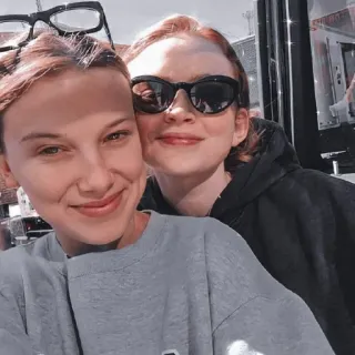 🌟 Millie Bobby Brown, Sadie Sink, Celebridade, Retrato, Amizade, Atrizes, Selfie whatsapp sticker