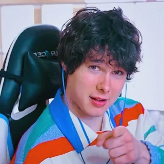 😏 persona, hombre, retrato, señalando, gamer, adulto joven telegram sticker