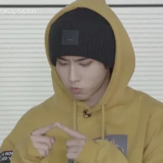🥺 Mann, Person, Kapuzenpullover, schwarze Mütze, Koreanisch, Asiatisch, Fingerherz telegram sticker