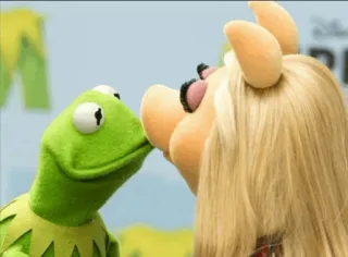 💋 Kermit the Frog The Muppets Kermit, Miss Piggy, bacio, amore, Muppets telegram sticker