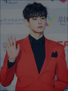 🎠 homem, fato vermelho, coreano, ator, celebridade, acenando, moda telegram sticker