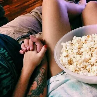 😍 カップル, 愛, ポップコーン, 映画鑑賞, 関係, タトゥー, 手をつなぐ whatsapp sticker