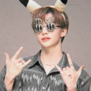 🎟 personne, lunettes de soleil, mode, style, K-pop, célébrité telegram sticker