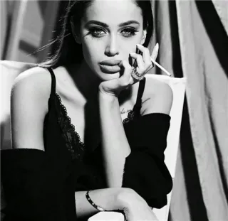 👍 femme, cigarette, portrait, noir et blanc, fumer, adulte, féminin telegram sticker