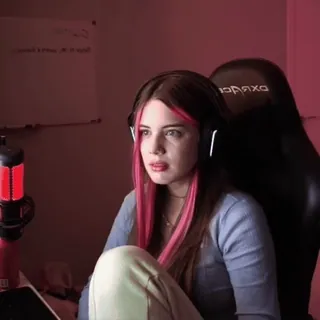 🤔 Frau, pinke Haare, Gamer, Kopfhörer, Streamer, Gaming Stuhl, Brünette, jung telegram sticker