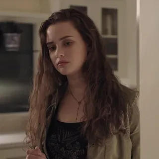 🤔 Hannah Baker 13 Reasons Why teen drama, ritratto, ragazza, bruna, serie tv whatsapp sticker