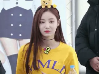 🌩 AMLLN kobieta, żeńska, dziewczyna, koreanka, azjatka, żółta koszula, piękno whatsapp sticker