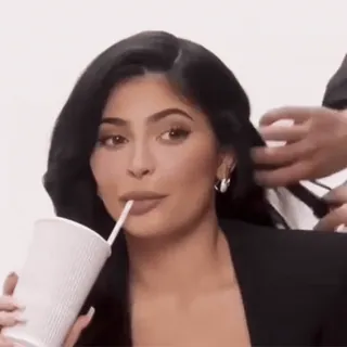 🚩 Kylie Jenner kylie jenner, celebridade, modelo, bebendo, mulher, penteado telegram sticker
