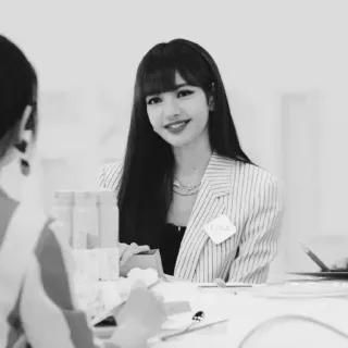 🤍 Lisa 人物, 女性, 白黒, 笑顔, ポートレート, 有名人 whatsapp sticker