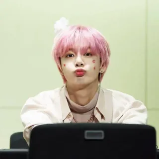 🌩 kpop, idol, cheveux roses, mignon, asiatique whatsapp sticker