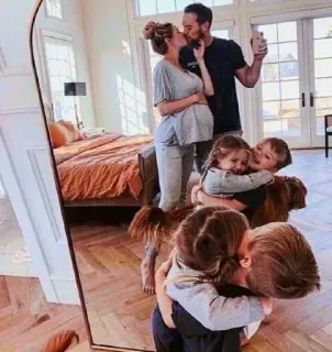 😍 rodzina, dzieci, pocałunek, ciąża, lustro, dom telegram sticker