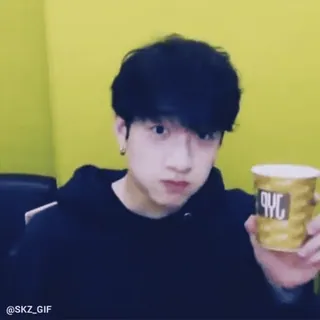 👍 @SKZ_GIF osoba, kawa, picie, kpop, rozrywka whatsapp sticker
