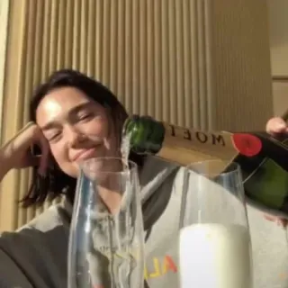 🍾 женщина, шампанское, алкоголь, праздник, вечеринка, Moet telegram sticker