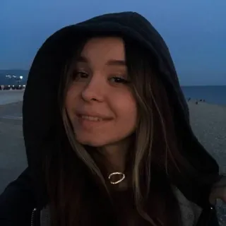 😁 portret, kobieta, bluza z kapturem, plaża, noc, morze telegram sticker