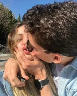 🍯 cium, cinta, pasangan, romantis, kasih sayang, hubungan, dewasa muda, kacamata hitam telegram sticker