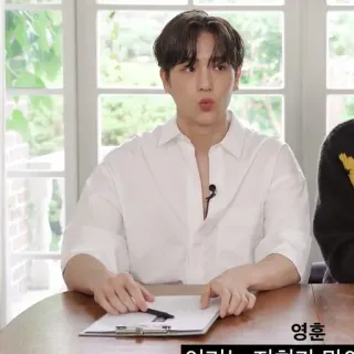 🕊 영훈 человек, мужчина, белая рубашка, стол telegram sticker