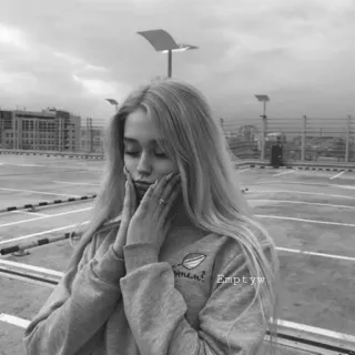 🥀 Emptyw женщина, девушка, блондинка, портрет, на улице telegram sticker