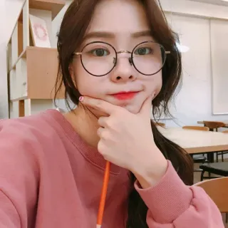 🌱 mujer, gafas, sudadera rosa, asiática, selfie, retrato, linda telegram sticker