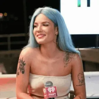 🔌 Halsey Sänger, Musiker, blaue Haare, Tattoo, Porträt telegram sticker