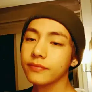 😐 V kpop, v, kim taehyung, penyanyi, selebriti, topi, potret telegram sticker