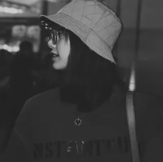 🤍 INSTANT FUTURE ファッション, 女性, ポートレート, 帽子, スタイル, 服 whatsapp sticker
