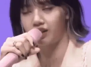 😭 Lisa chanteur, K-pop, Idole, Célébrité, Lisa, Blackpink whatsapp sticker