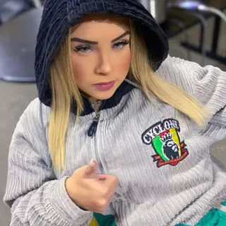 👍 Cyclone Frau, Hoodie, blond, lässig, drinnen, Porträt telegram sticker