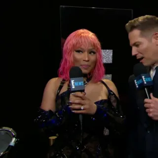 🍣 Nicki Minaj Nicki Minaj, chanteuse, rappeur, interview, E! News, cheveux roses, microphone telegram sticker