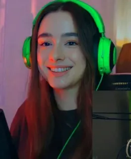 💜 wanita, gamer, headphone, potret, tersenyum, streamer telegram sticker