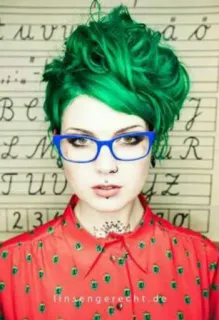 🤓 linsengerecht.de potret, wanita, rambut hijau, kacamata biru, kaos merah, tato whatsapp sticker