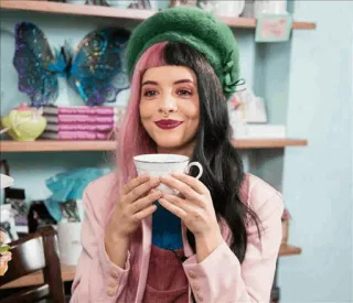 ☺️ Melanie Martinez cantante, capelli rosa, tazza di tè, ritratto, donna, berretto telegram sticker