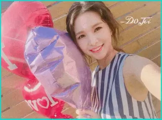 🦋 -DoJi globos, mujer, selfie, sonrisa telegram sticker