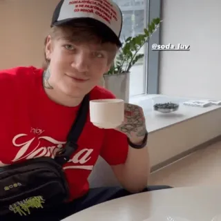 🥰 Joy homem, café, camisa vermelha, tatuagens, sorrindo telegram sticker