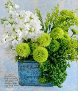 🌸 Even freshly picked flowers from your yard look artfully and thoughtfully presented when placed in a unique vintage tin. TRACEY BULLARD kwiaty, kompozycja kwiatowa, puszka vintage, dekoracje do domu, zielony, biały telegram sticker