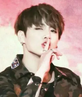 🤫 Jungkook Чонгук, BTS, K-pop, певец, мужчина, подмигивание, тсс whatsapp sticker
