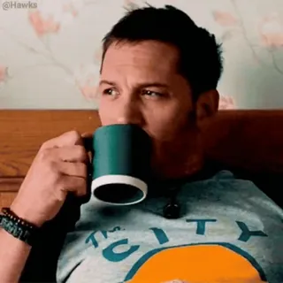 😒 Tom Hardy актер, мужчина, кофе, Том Харди, пьет whatsapp sticker