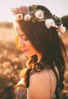 🎶 femme, couronne de fleurs, champ, portrait, nature, extérieur, beauté, fleurs telegram sticker