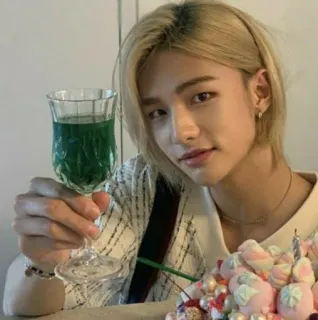 🍸 Person, blonde Haare, Getränk, Glas, Kuchen, Hyunjin whatsapp sticker