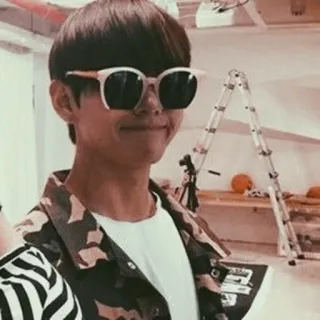 🌫 okulary przeciwsłoneczne, osoba, uśmiech, kurtka moro, wewnątrz telegram sticker