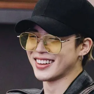 😁 homem, pessoa, óculos de sol, sorrindo, chapéu, K-pop whatsapp sticker