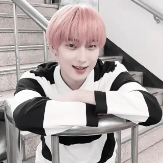 🍆 personne, portrait, kpop, idole, chanteur, sourire whatsapp sticker