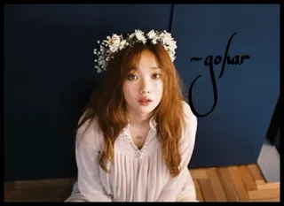 🥀 gohar 인물사진, 여자, 꽃관, 앉아있는, 실내 telegram sticker